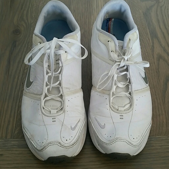 Nike tennis shoes 9.5 - Picture 1 of 4